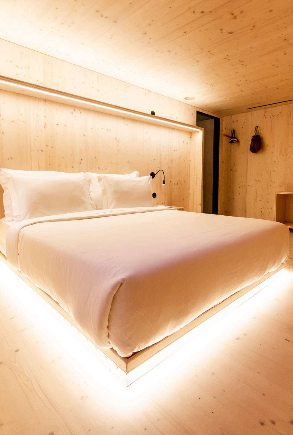 Uma nova categoria de alojamento na cidade do Porto, orientada para o futuro do turismo, que alberga arte e entretenimento. Mais do que um alojamento, o ZERO Box Lodge é uma experiência!